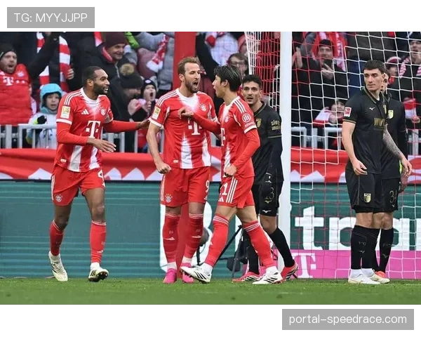 特写:在替补席上学习——18岁门将首次进入拜仁大名单的24小时 特写:在替补席上学习——18岁门将首次进入拜仁大名单的24小时